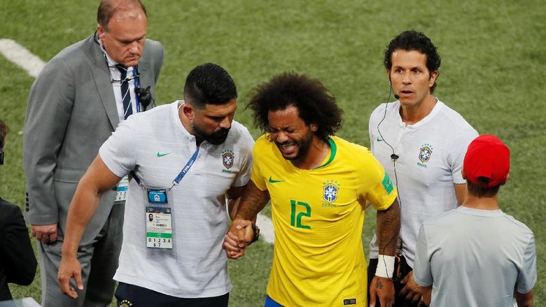 Marcelo saat ditarik keluar dalam laga melawan Brasil