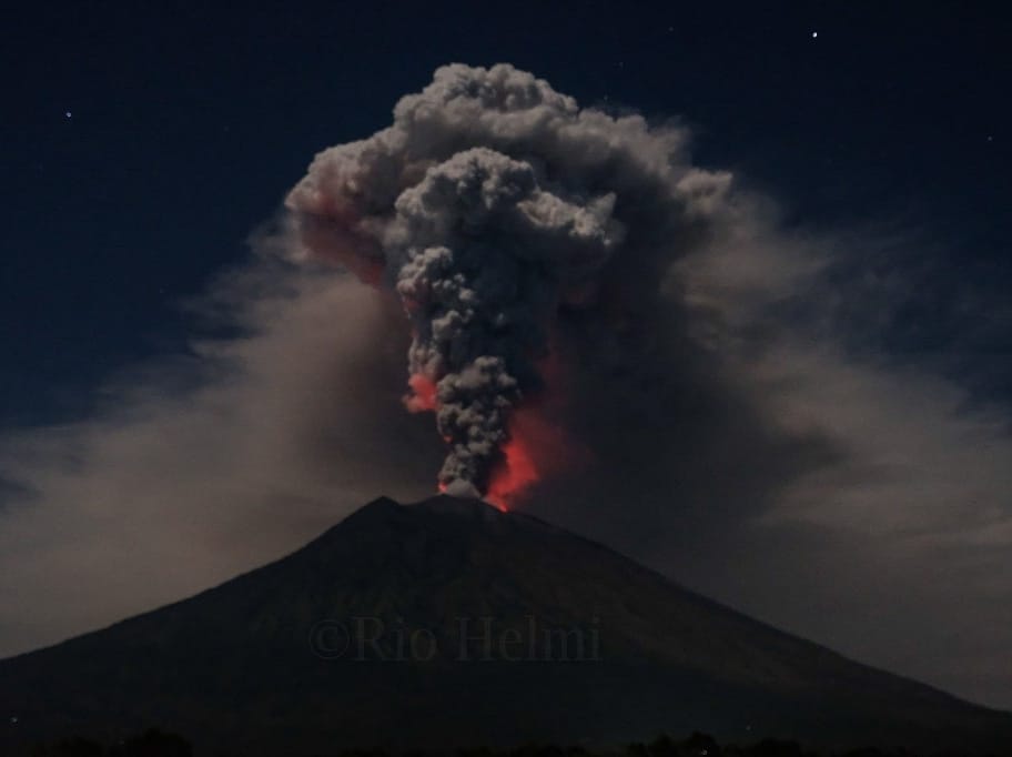 Abu vulkanik keluar dari puncak Gunung Agung (29/6), dini hari. Foto : PVMBG