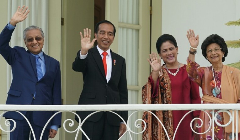 Presiden Joko Widodo (Jokowi) dan Ibu Negara Iriana Jokowi menyambut kedatangan Perdana Menteri (PM) Malaysia Mahathir Mohamad dan istri, Siti Hasmah Mohd Ali, dengan upacara kenegaraan di Istana Bogor, Jawa Barat, Jumat (29/6/2018).
