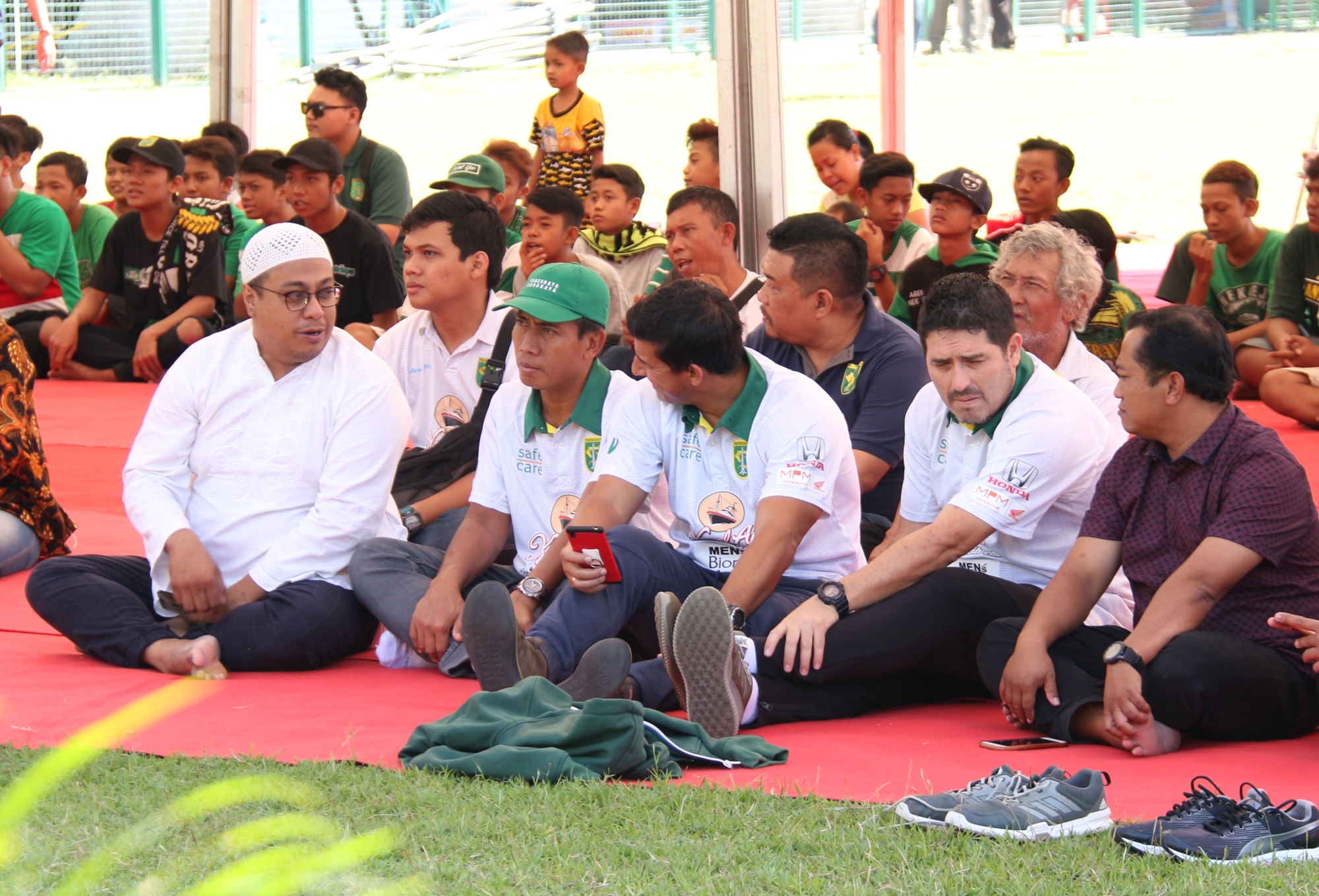 Manajemen dan Official tim Persebaya saat acara Halal Bihalal bersama Bonek Mania di Wisma Karanggayam, Surabaya, Jumat 29 Juni 2018. (foto: hrs/ngopibareng)