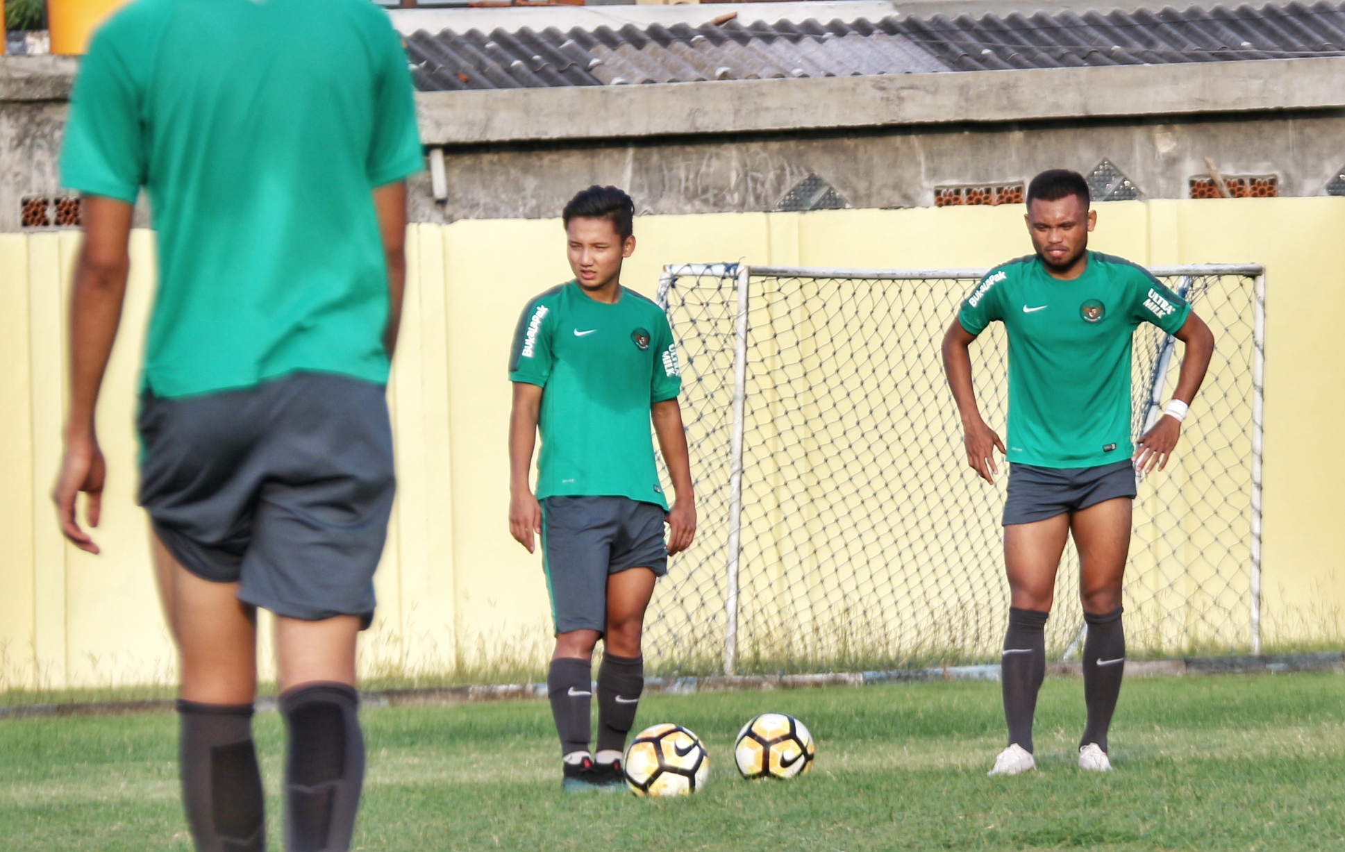 Pemain Timnas Indonesia U-19, Syahrian Abimanyu dan Saddil Ramdani saat latihan di Lapangan Jenggolo, Jumat 29 Juni sore. (foto: hrs/ngopibareng)