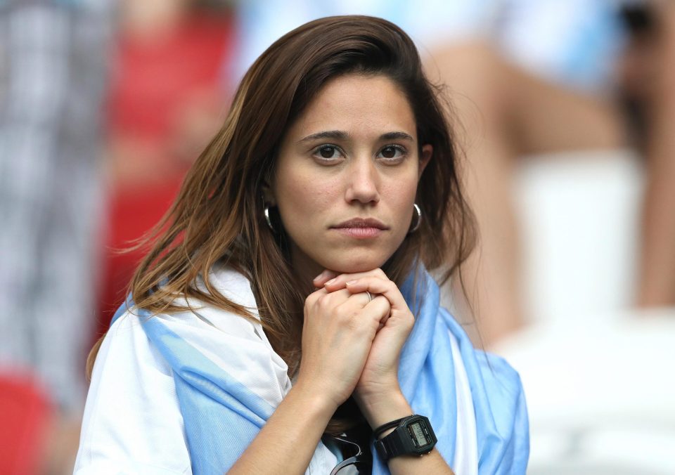 Suporter Argentina dengan tatapan kosong usai tersingkir di babak 16 besar. 