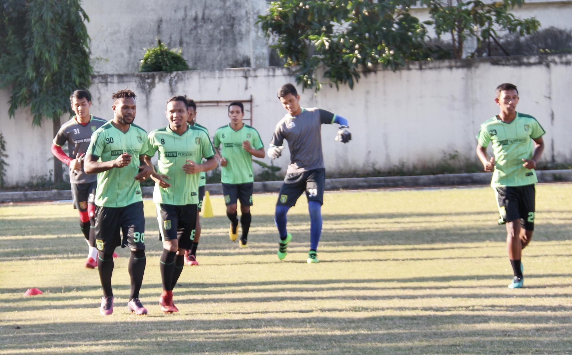 Skuad Persebaya saat berlatih di Lapangan Polda Jatim. (foto: hrs/ngopibareng)