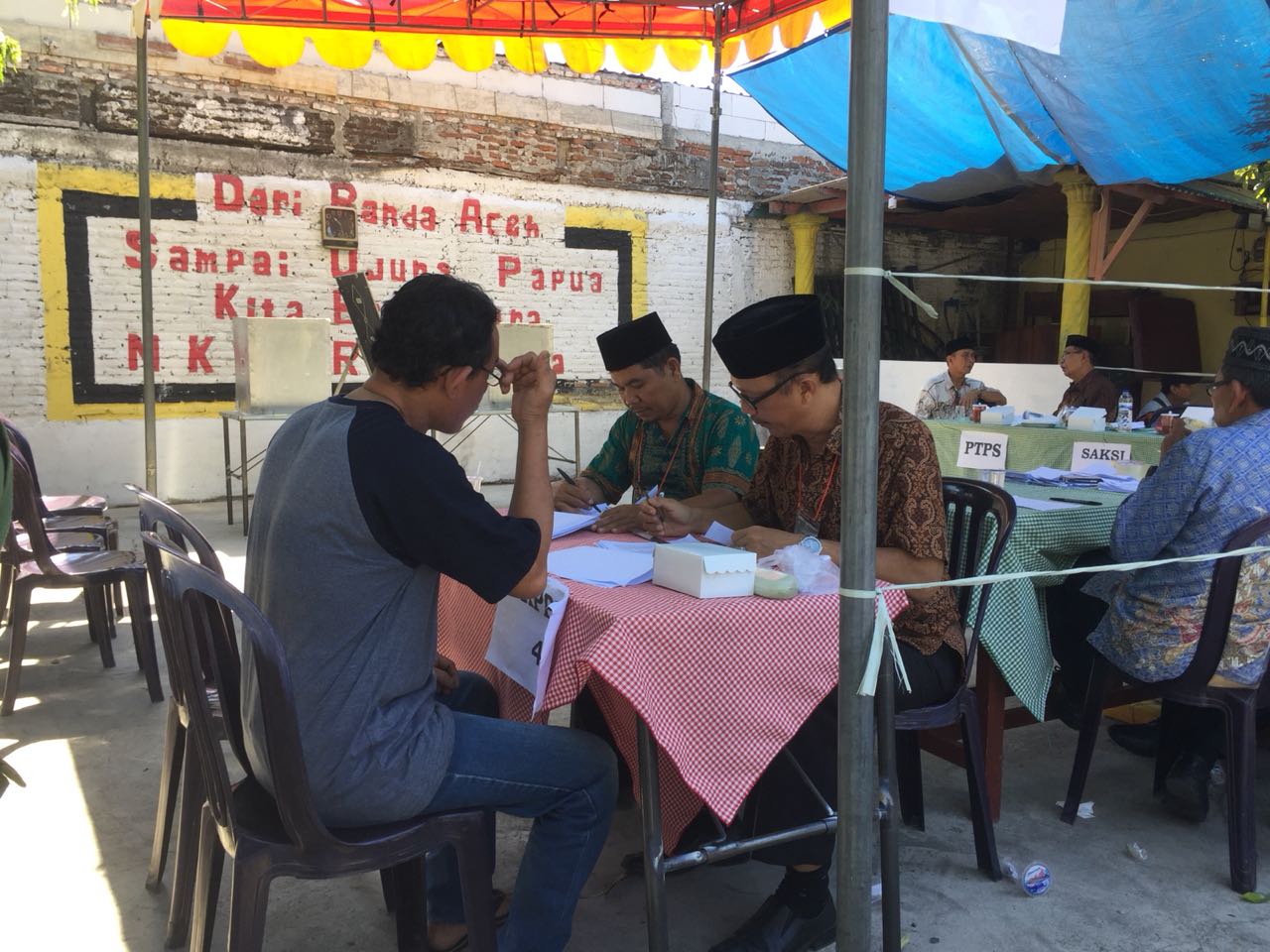 Situasi coblos ulang Pilgub Jatim di TPS 49, Manukan Kulon, Surabaya, Minggu, 1 Juli 2018. (Foto: frd /ngopibareng.id) 