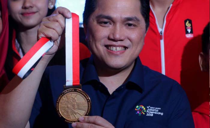 Ketua Panitia Pelaksana Asian Games 2018 Erick Thohir menunjukkan medali emas untuk Asian Games 2018 seusai diluncurkan di Jakarta, Sabtu (30/6/2018). Medali tersebut merepresentasikan keanekaragaman suku, budaya, agama dan ras yang ada di Indonesia. (foto: rivan awal lingga/antara)