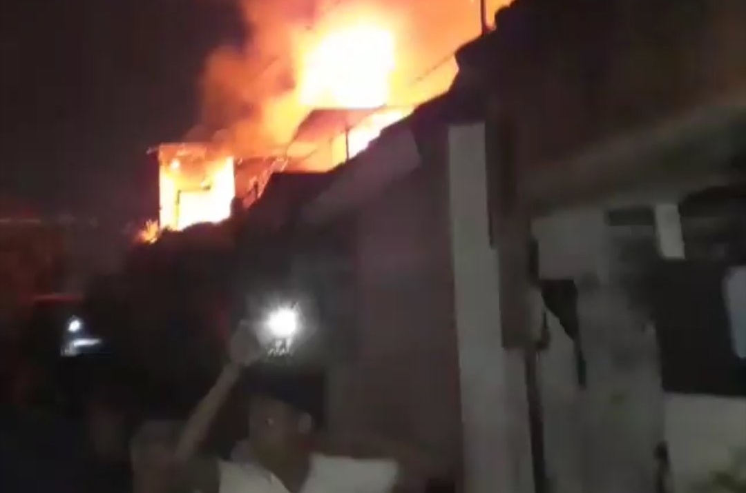 Sebuah rumah di kawasan Kapas Baru gang 5, Surabaya, terbakar, Senin, 2 Juli 2018. 