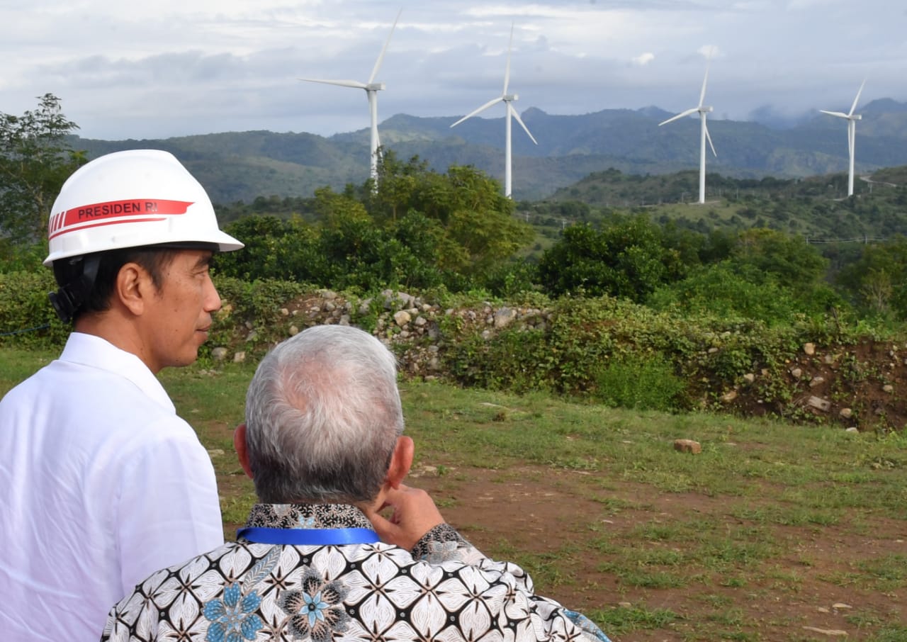 Presiden meresmikan pembangkit listrik tenaga bayu (PLTB) di Kabupaten Sidenreng Rappang (Sidrap), Provinsi Sulawesi Selatan, Senin, 2 Juli 2018. (foto: Biro Pers Setpres) 