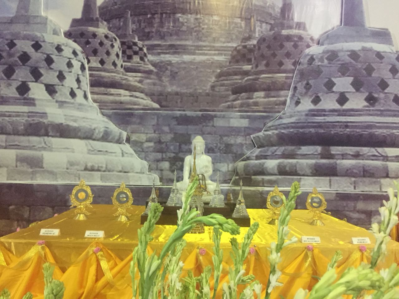 Abu kremasi dari sang Budha yang di pamerkan di FSBB. (amm/ngopibareng.id)