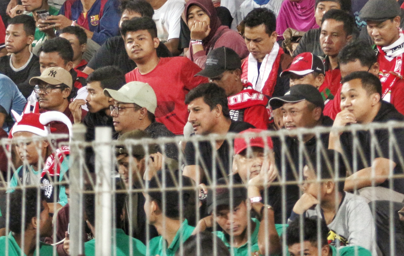 Pelatih Persebaya, Angel Alfredo Vera (tiga dari kiri) saat menyaksikan Timnas Indonesia U-19 berlaga di Stadion Gelora Delta Sidoarjo. (Foto: Haris/ngopibareng)
