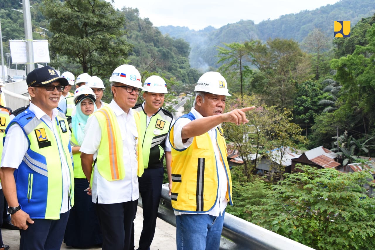 Menteri Basuki saat melakukan kunjungan kerja meninjau progres pembangunan Jalan Layang Maros. (foto: Dok. PUPR) 