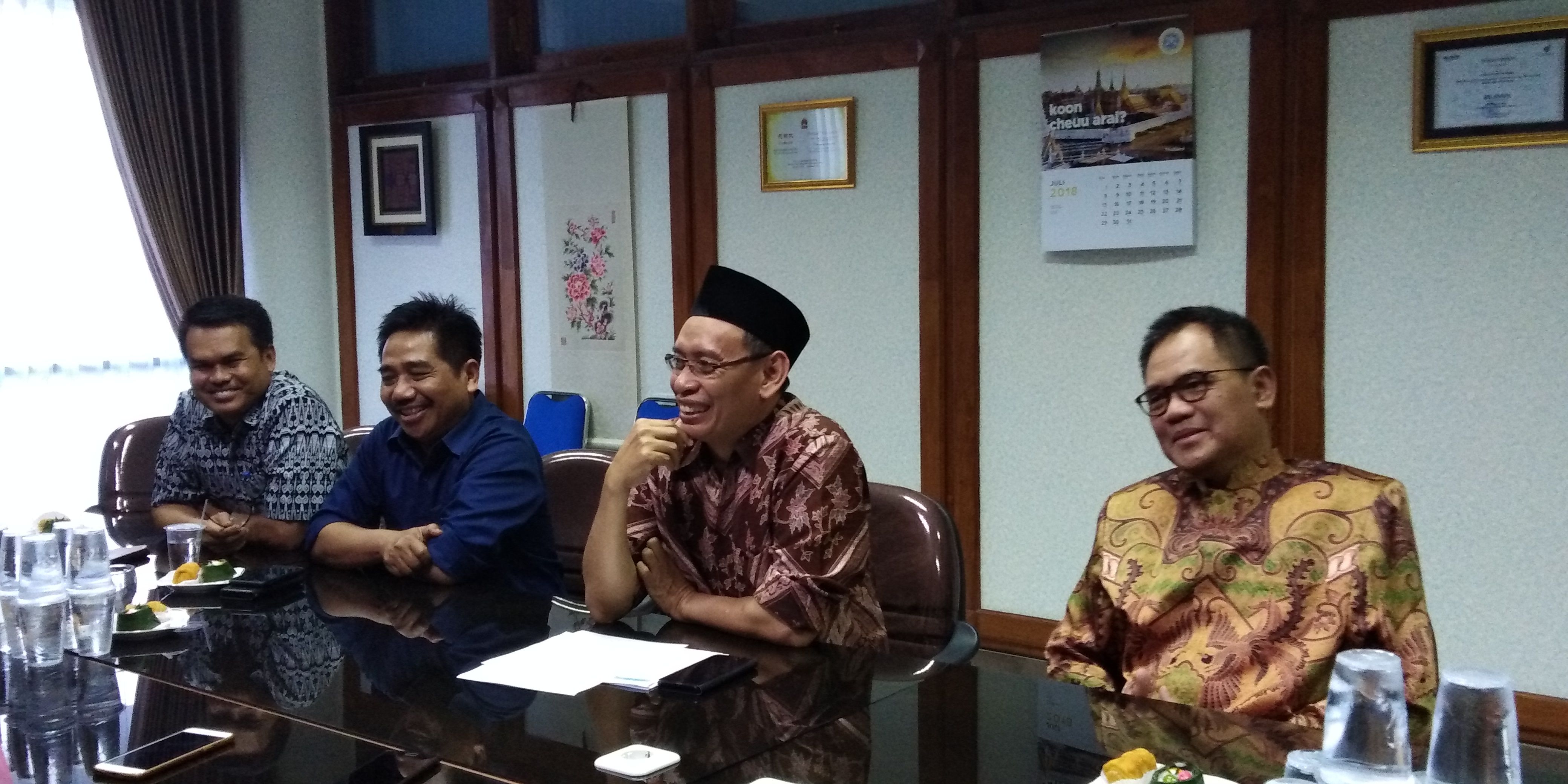 (Dua dari kanan) Rektor Unair, Mohamad Nasih, saat ditemui di rektorat Unair, Selasa, 3 Juli 2018. (Foto: frd/ngopibareng.id) 