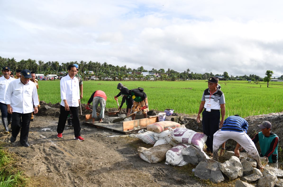 Presiden Joko Widodo dan Menteri Basuki meninjau salah satu lokasi PKT di Sulsel yakni di Desa Mappadaelo, Kec. Tana Sitolo, Kab. Wajo, pada Selasa, 3 Juli 2018. (Foto: Dok. PUPR)