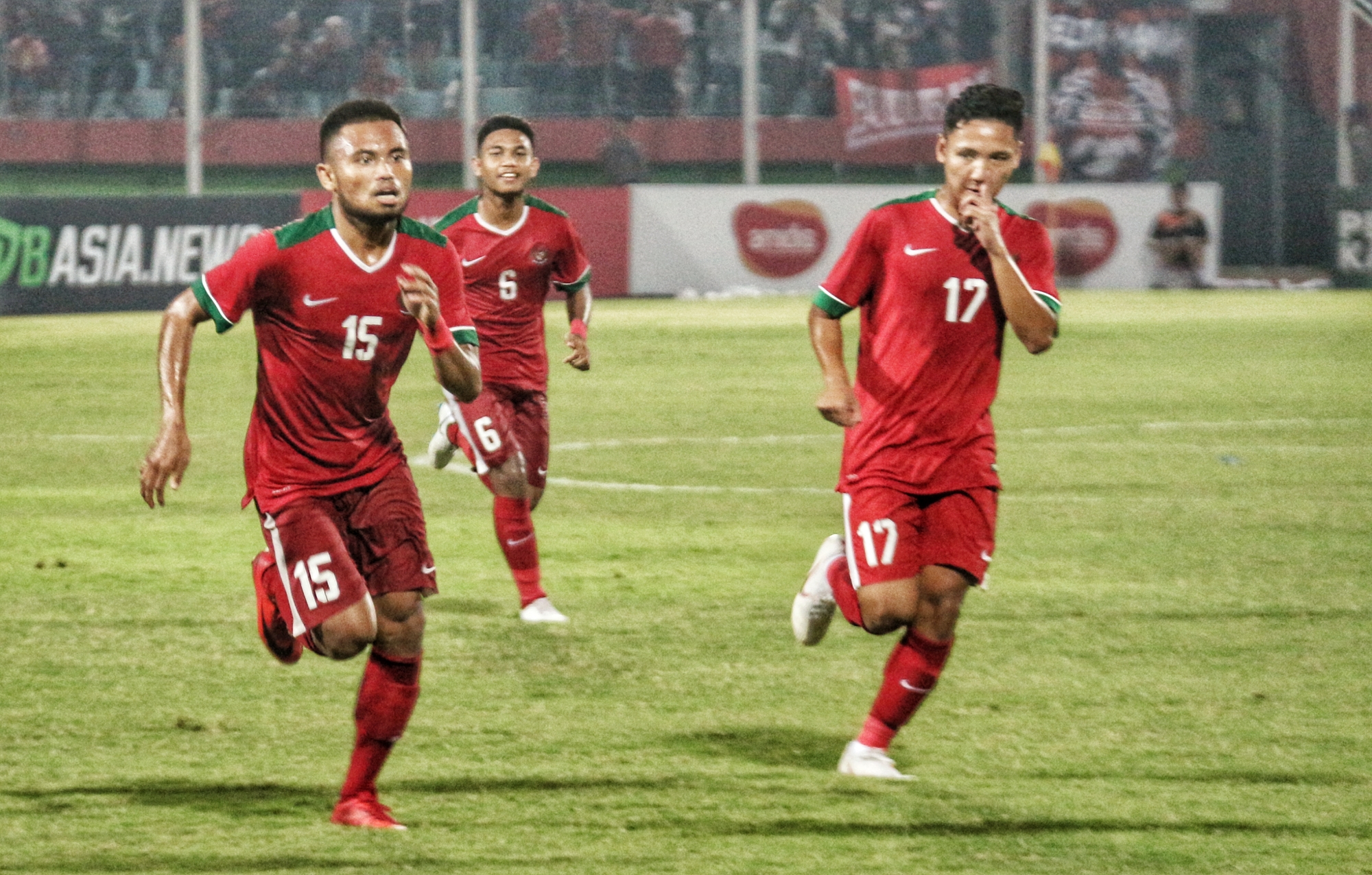 Pemain Timnas Indonesia U-19, Saddil Ramdani (kiri) saat selebrasi gol di menit 70 saat hadapi Singapura, Selasa 3 Juli 2018. (foto: hrs/ngopibareng)