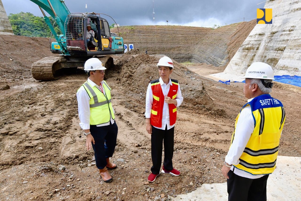 Presiden Joko Widodo meninjau progres konstruksi Bendungan Paselloreng di Desa Arajang Kecamatan Gilireng, Kabupaten Wajo, Sulawesi Selatan (Sulsel). (Foto: Dok. PUPR)