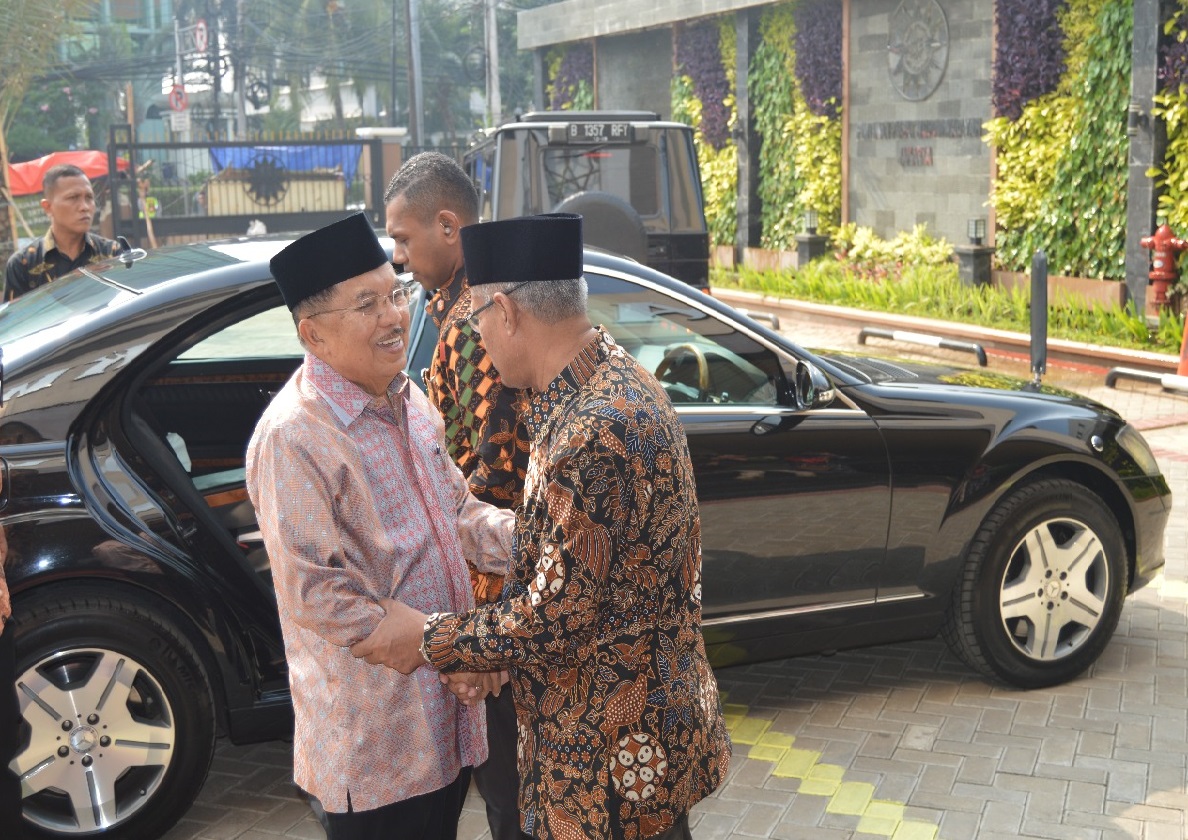 SAMBUT: Wapres Jusuf Kalla (JK) disambung Ketua PP Muhammadiyah Haedar Nashir. (foto: muhammadiyah for ngopibareng.id)