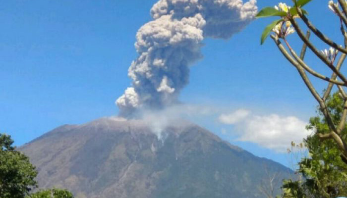 Erupsi G. Agung, Bali pada tanggal 04 Juli 2018 pukul 12:20 WITA dengan tinggi kolom abu teramati ± 2.500 m di atas puncak (± 5.642 m di atas permukaan laut). (Pusat Vulkanologi dan Mitigasi Bencana Geologi (PVMBG))