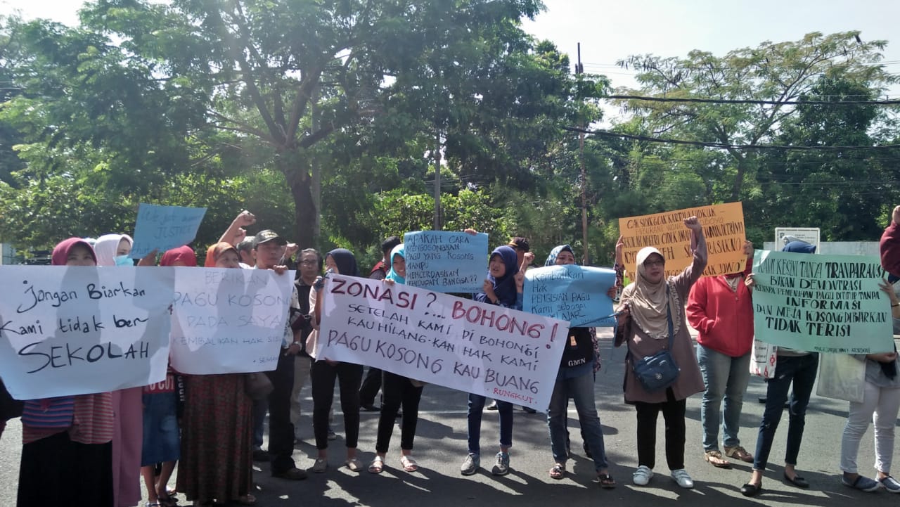 Para wali murid melakukan demo di depan kantor Dinas Pendidikan Jawa Timur, Rabu, 4 Juli 2018. (Dokumentasi)