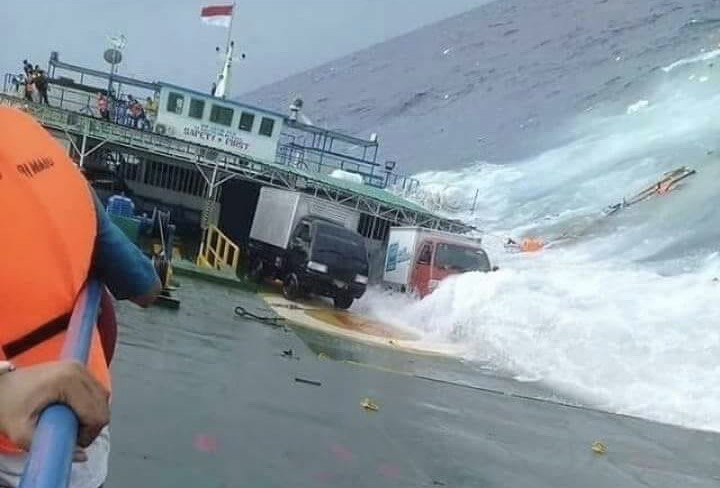 Sejumlah kendaraan terhempas masuk laut setelah KM Lestari tenggelam (3/7). Foto : BNPB