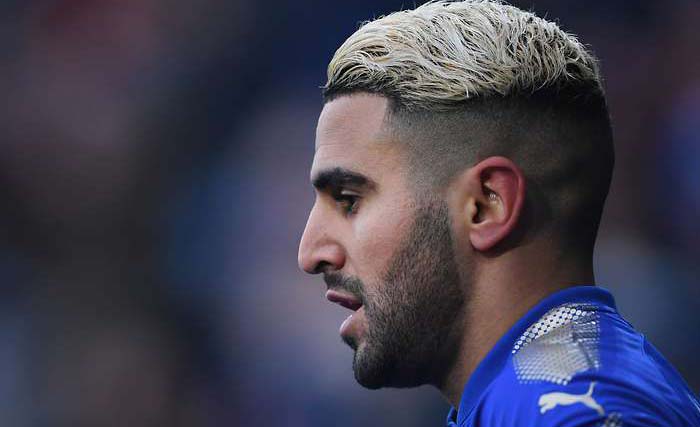 Bintang Leicester City , Riyad Mahrez menungngu kepastian pindah ke Manchester City. (foto: GiveMeSport)