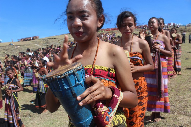 Penari Likurai Timor sambung menyambung menari bersama. foto:thejakartapost
