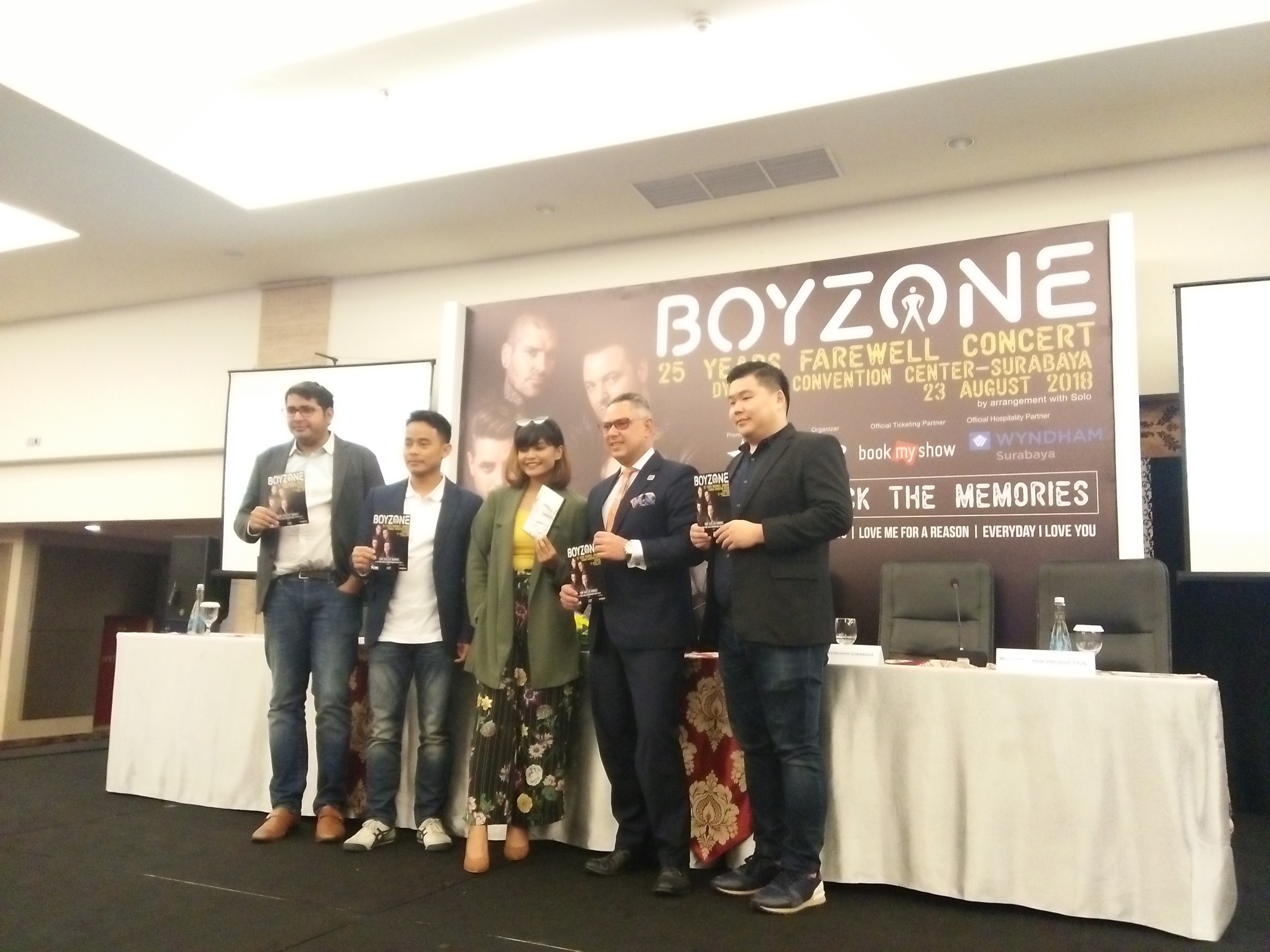 Pihak promotor 'Boyzone 25 Years Farewell Concert' dan Citra Scholastika ketika melakukan press confrence di Wyndham Hotel Surabaya, Rabu (4/07/2018). (amm/ngopibareng.id)