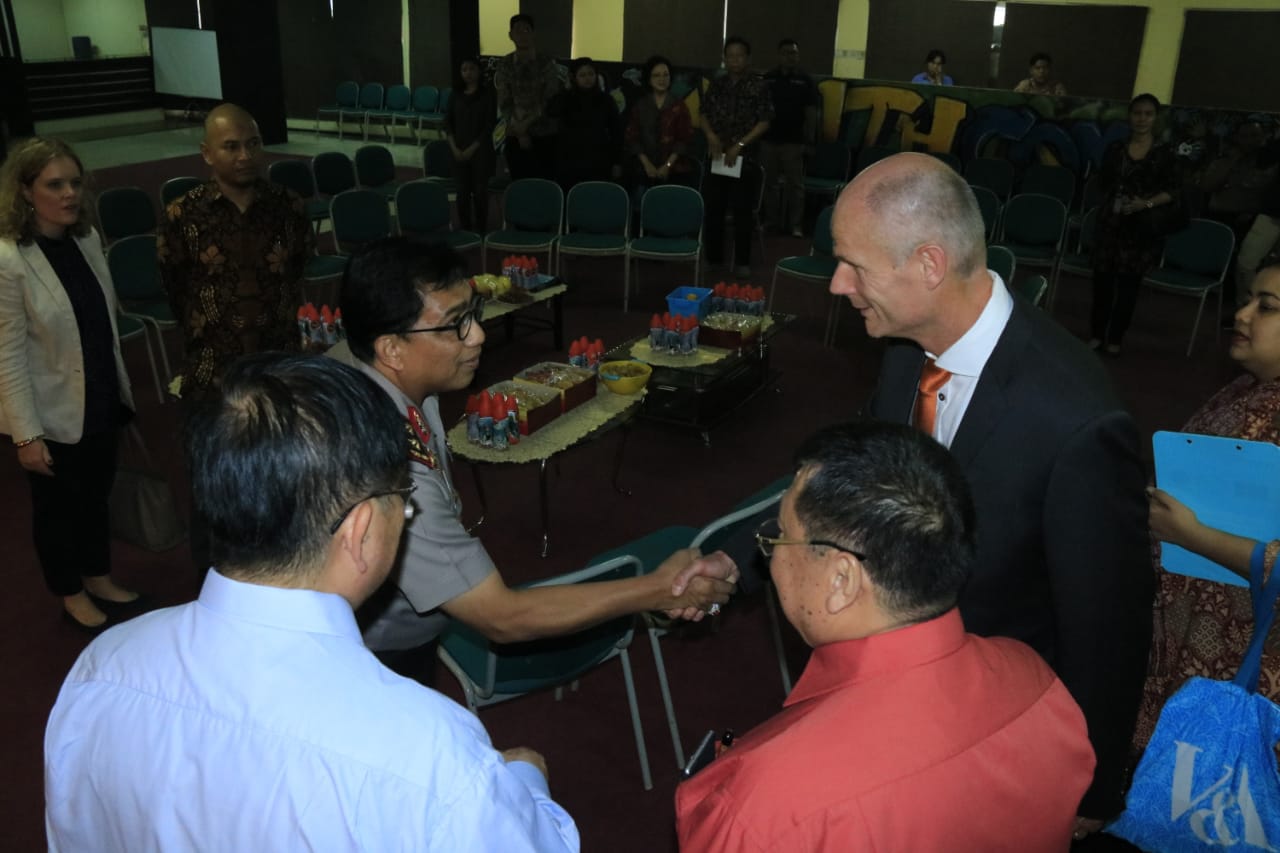 Menteri Luar Negeri (Menlu) Kerajaan Belanda Stef Blok melakukan kunjungan kerjanya ke Jawa Timur (Jatim), Rabu, 4 Juli 2018. (foto: istimewa) 