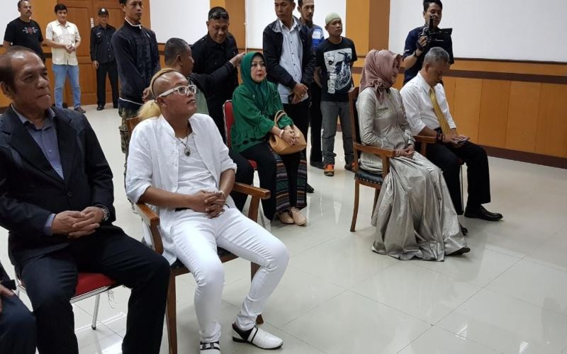 Sule dan Lina bertemu di ruang sidang Pengadilan Agama (PA) Cimahi di Soreang, Kabupaten Bandung, hari ini, Kamis 5 Juli 2018. 