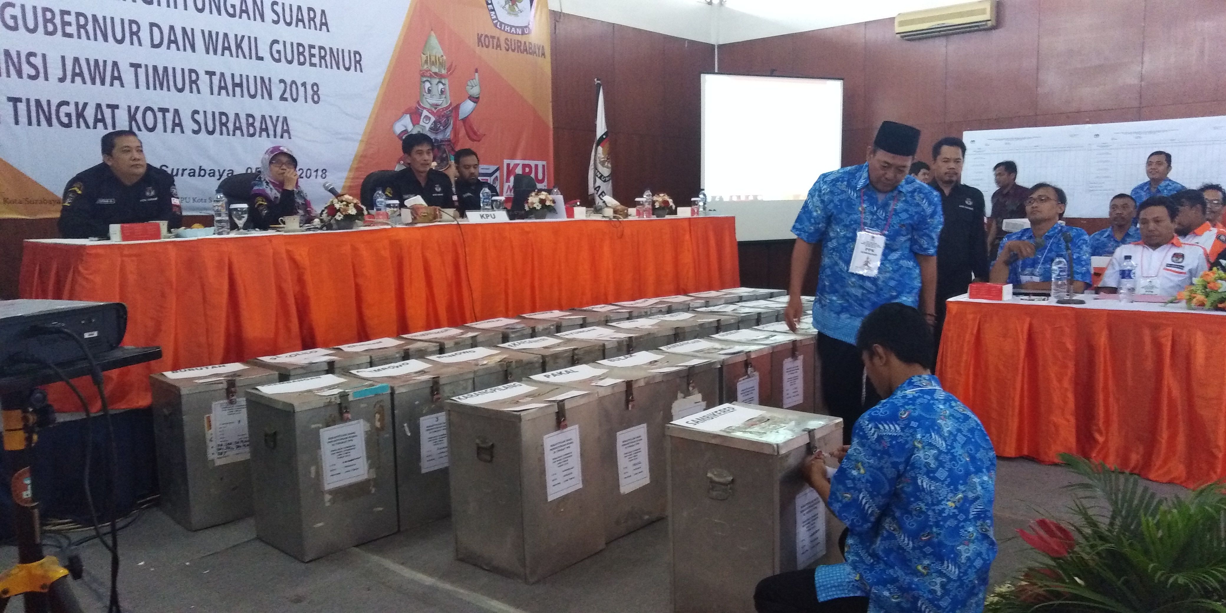Proses Rekapitulasi Penghitungan Suara Pilgub Jatim, di KPU Kota Surabaya, Kamis, 5 Juli 2018. (foto: frd/ngopibareng.id) 
