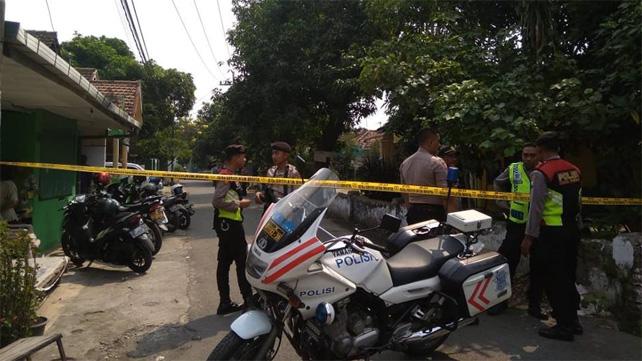 Garis polisi dipasang di lokasi bom meledak di Bangil, Pasuruan (5/7). Foto : Istimewa