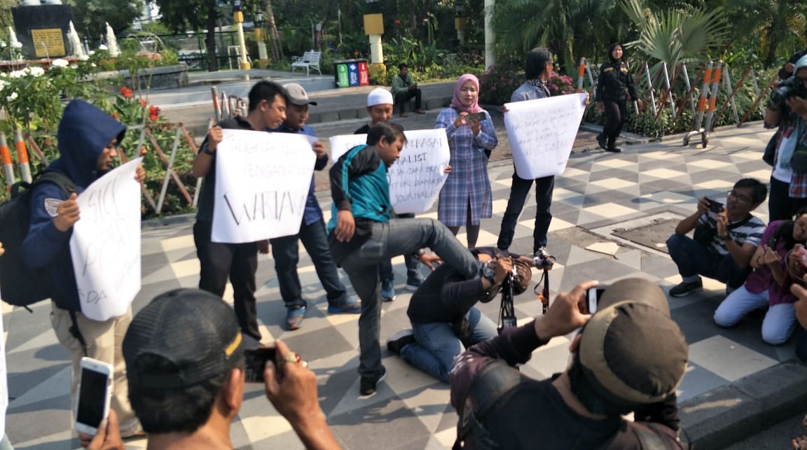 Para wartawan menggelar aksi usai peristiwa penganiayaan Oryza, di Surabaya, Kamis, 5 Juli 2018. (foto: Istimewa) 