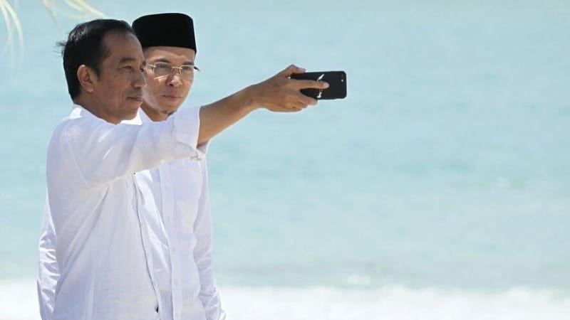 Presiden Joko Widodo (Jokowi) selfie bareng Gubernur Nusa Tenggara Barat (NTB) Tuan Guru Bajang (TGB) Zainul Majdi.