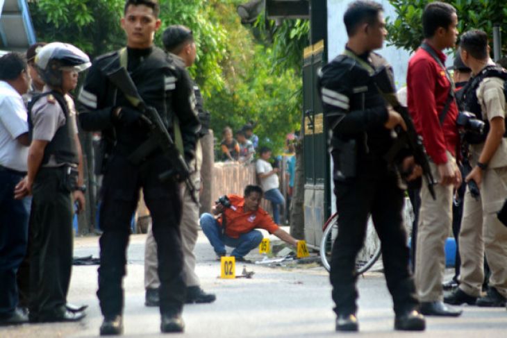 Sejumlah posisi berjaga di lokasi ledakan bom Pasuruan. Foto : Antara