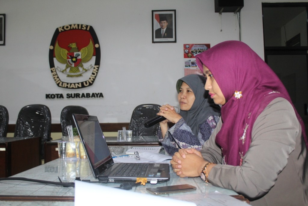  (Kiri) Komisioner Bidang Teknis KPU Kota Surabaya Nurul Amalia. (Foto: frd/ngopibareng.id) 