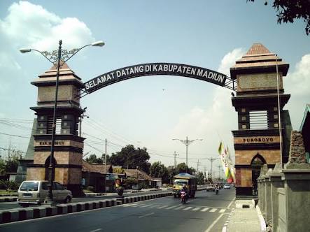 Gerbang Kabupaten Madiun. Foto : Antara