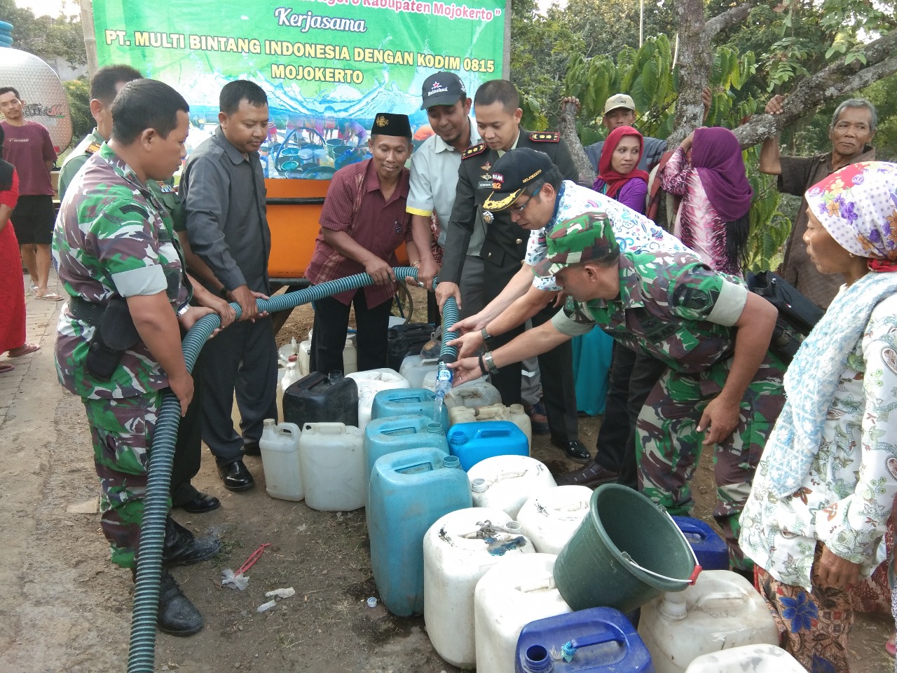 Dandim 0815 Bersama Humas PT. MBI dan Ketua PWI Mojokerto Saat Distribusikan Bantuan Air Bersih