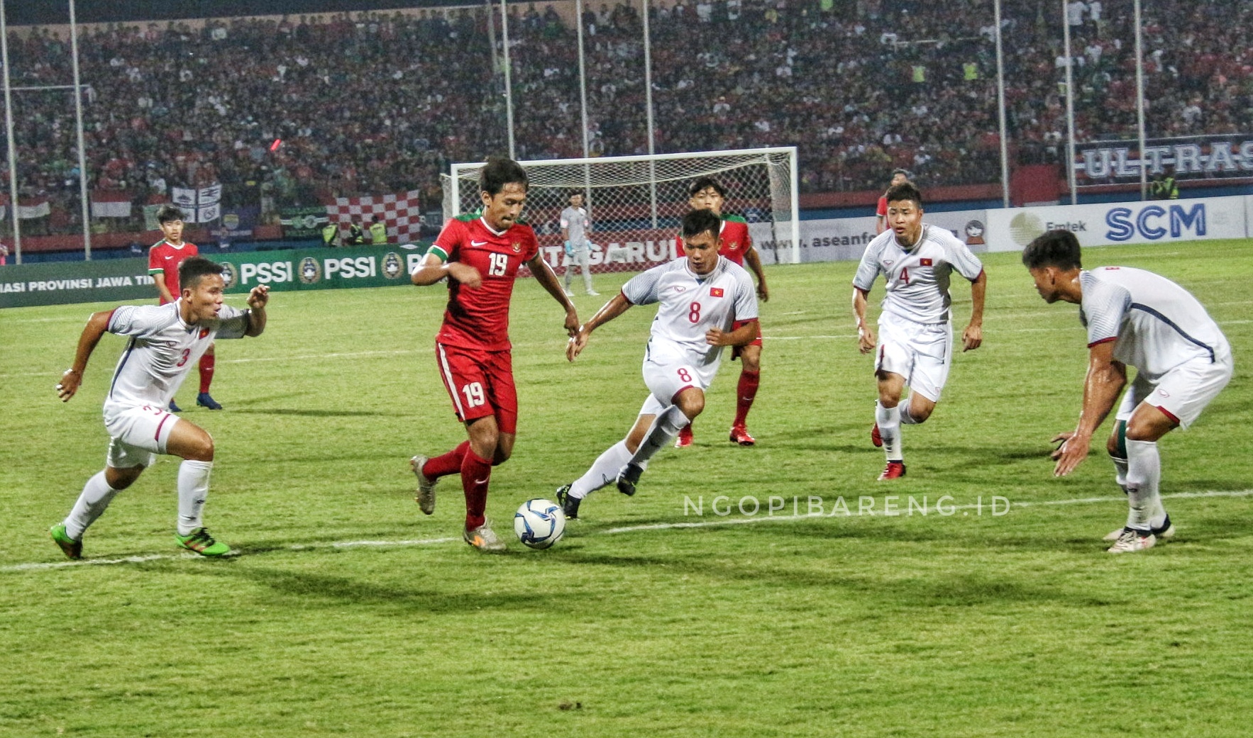 Pemain Timnas Indonesia U-19, Hanis Saghara saat berebut bola dengan pemain Vietnam. (foto: hrs/ngopibareng)