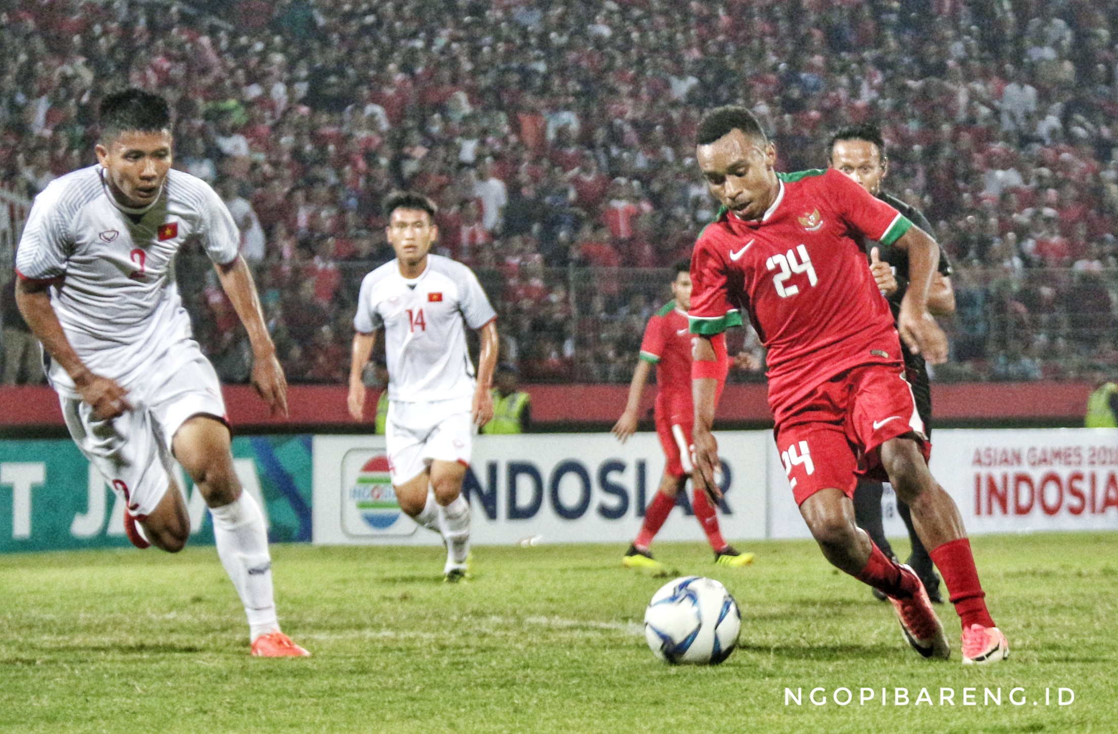 Pemain Timnas Indonesia U-19, Todd Rivaldo Ferre saat menghadapi Vietnam. (foto: hrs/ngopibareng)