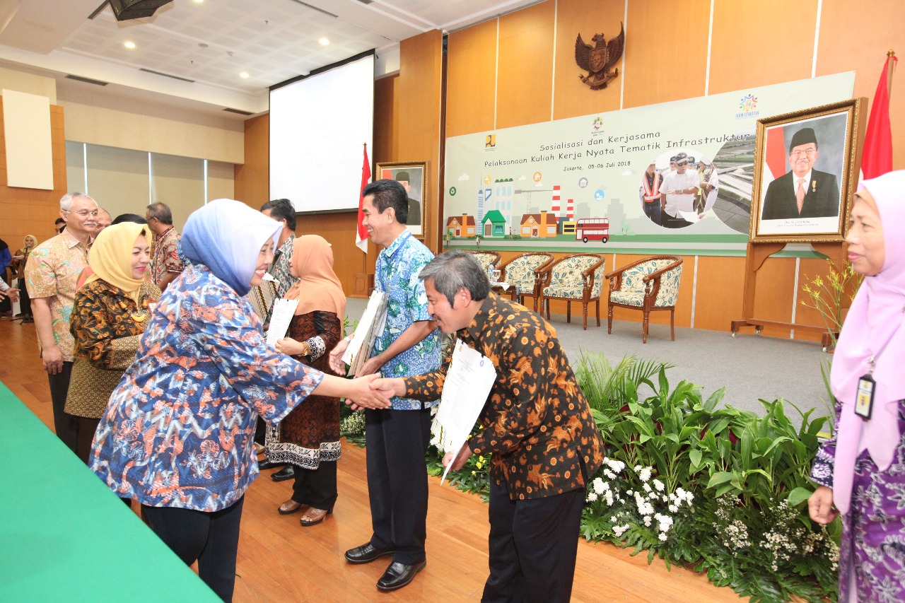 Kementerian Pekerjaan Umum dan Perumahan Rakyat (PUPR) menandatangani Kesepakatan Bersama dan Perjanjian Kerjasama Kuliah Kerja Nyata (KKN) Tematik Infrastruktur bersama 22 Perguruan Tinggi di Indonesia. (Foto: Dok. PUPR)