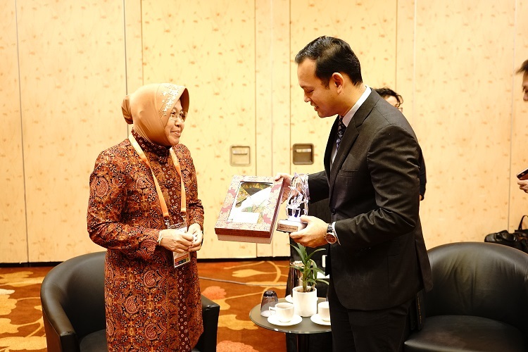 Menteri Pembangunan Nasional dan Sumber Daya Manusia Singapura Zaqy Mohamad mengadakan pertemuan bilateral dengan Wali Kota Surabaya Tri Rismaharini, Minggu, 8 Juli 2018. (Foto: Istimewa)