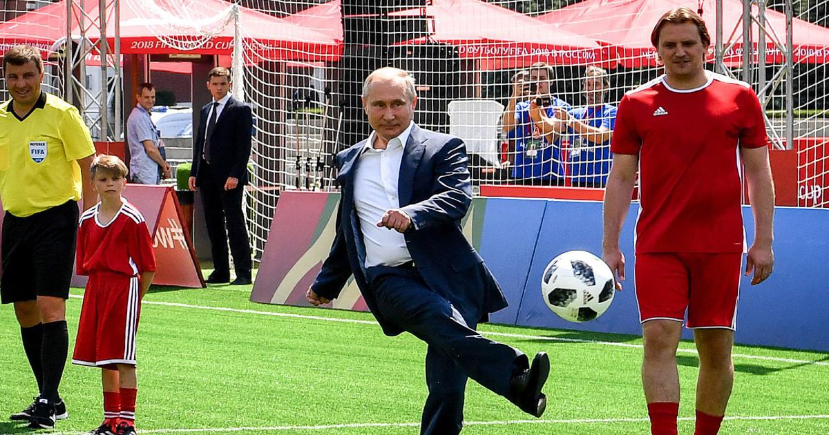 Presiden Rusia Putin menendang bola