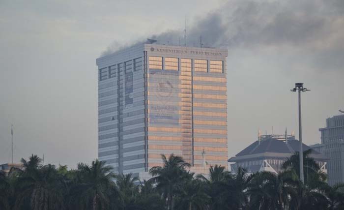 Asap hitam mengepul dari Gedung Kementerian Perhubungan RI di Jl. Merdeka Barat terbakar Minggu 8 Juli dini hari. (foto: okezone)