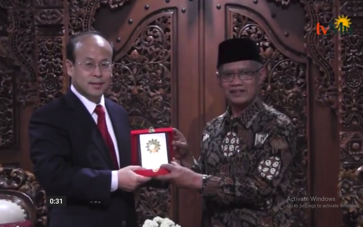 KERJA SAMA: Haedar Nashir, ketua Umum PP Muhammadiyah-Dubes Tiongkok Xiao Qian di Jakarta. (foto: ist)