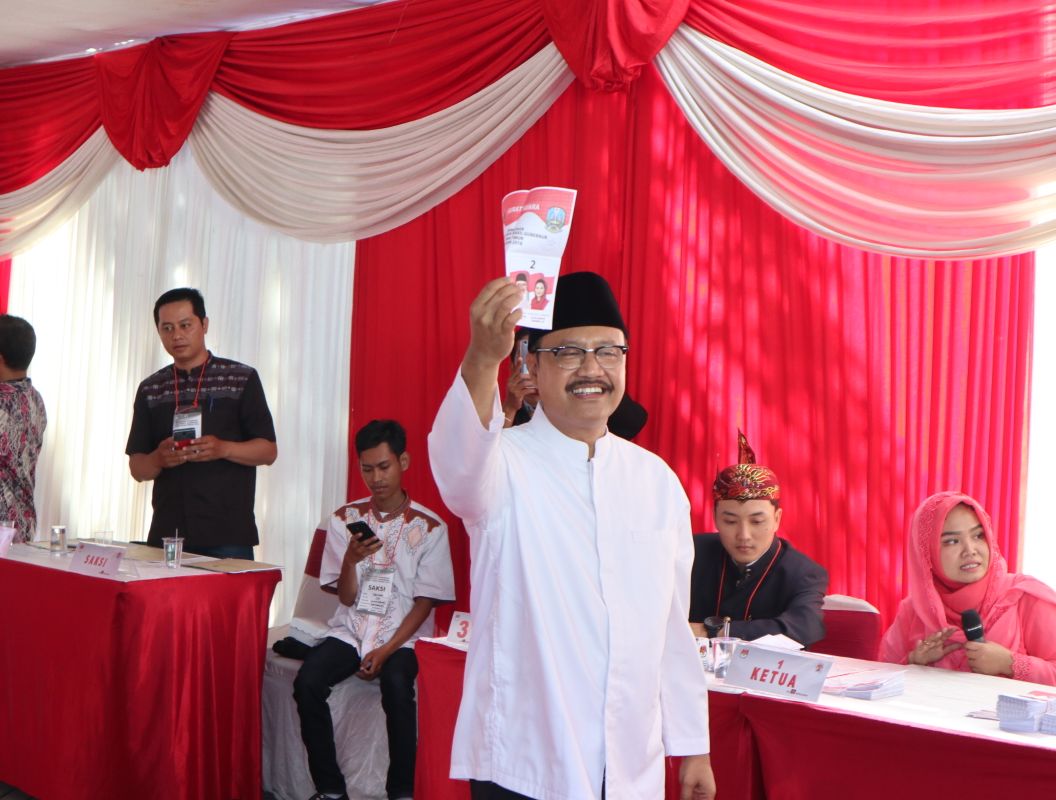 Calon gubernur Saifullah Yusuf saat melakukan pencoblosan pilgub Jatim (27/6). Foto : ngopibareng.id