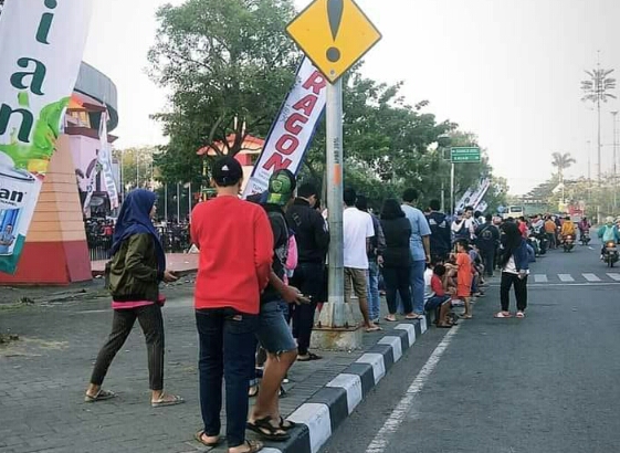 Pendukung Timnas Indonesia sudah berbaris  antri tiket di depan Stadion Gelora Delta, Sidoarjo, pagi ini. 