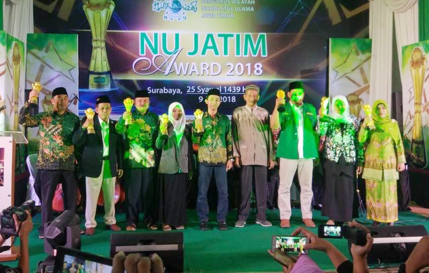 NU JATIM: Penghargaan kepada para cabang, majelis wakil cabang dan ranting di PWNU Jatim. (foto: ngopibareng.id)