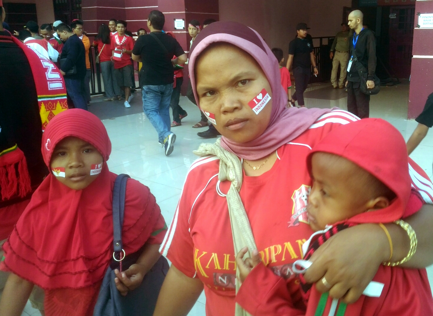 Seorang ibu dan dua putranya masih kebingungan mencari tiket Timnas Indonesia vs Thailand 