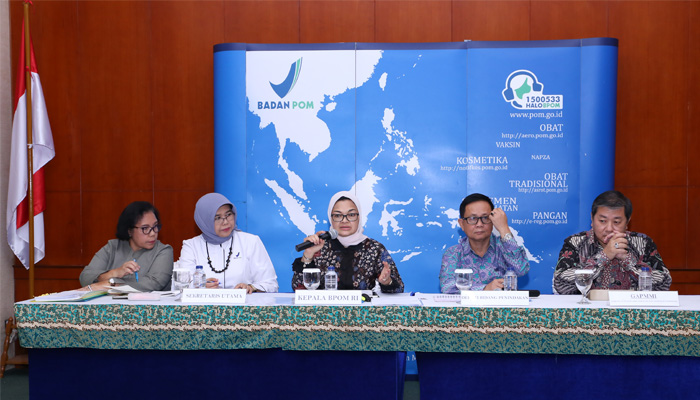 Kepala BPOM Penny K. Lukito (tengah) saat memberikan keterangan mengenai polemik susu kental manis (SKM) di gedung BPOM, Jakarta, 9 Juli 2018. (Foto: BPOM)