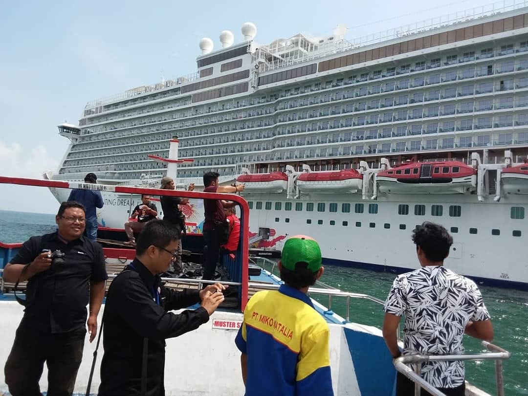 Kesibukan mewarnai sandar Kapal Pesiar Genting Dream Cruise. foto:kemenpar