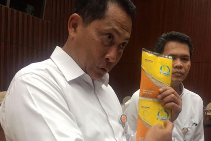 Dokumen foto Direktur Utama Perum Bulog Budi Waseso mempromosikan beras renceng ukuran 200 gram. (Foto: Bulog.co.id)
