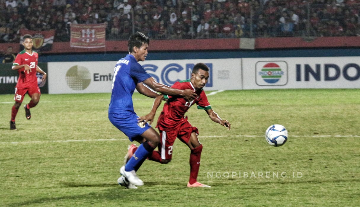 Pemain Timnas Indonesia U-19 saat beradu dengan pemain Thailand, di Piala AFF, Senin 9 Juli 2018. (foto: hrs/ngopibareng)